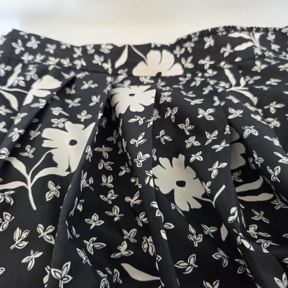 Carriage Court 10 Petite Floral Black and White Women's Skirt With Pockets - Picture 8 of 10